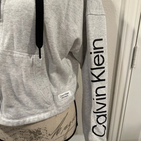 Calvin Klein Women’s crop top sweatshirt hoodie size Medium - Picture 2 of 4